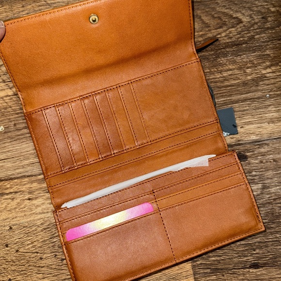 Vince Camuto Elegant Leather Wallet - Picture 4 of 6